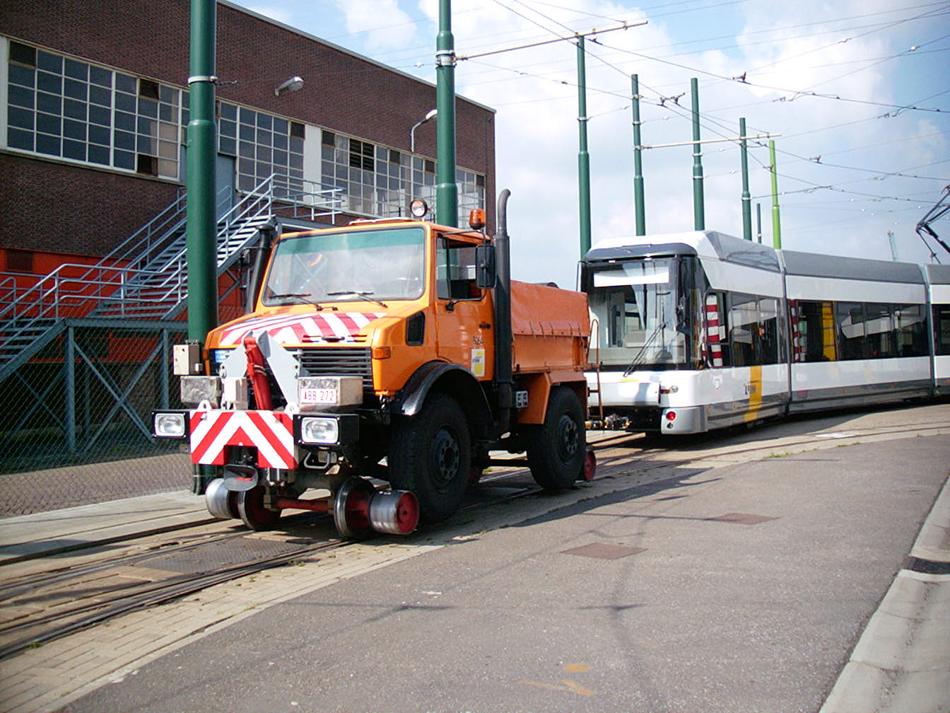 Unimog-U1400-met-tram.jpg